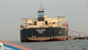 کہا تھا نا شہباز شریف جو کہتے ہیں وہ کر کے دکھاتے ہیں! آبنائے ہرمز سے گزرتا پاکستانی جہاز خام تیل لیکر کراچی پہنچ گیا