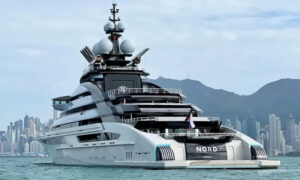 روسی سُپر یاٹ نے امریکی ناکہ بندی توڑ دی: آبنائے ہرمز سے بحفاظت گزرنے پر عالمی میڈیا میں ہلچل