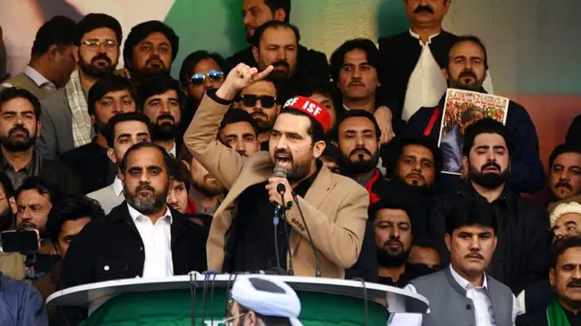 سیاسی میدان میں بڑی گہماگہمی، پی ٹی آئی کا 2 مئی کو مینارِ پاکستان پر جلسے کا اعلان