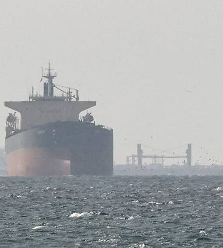 آبنائے ہرمز کی دوبارہ بندش؛پاکستانی پرچم بردار جہاز خیرپور پھنس گیا