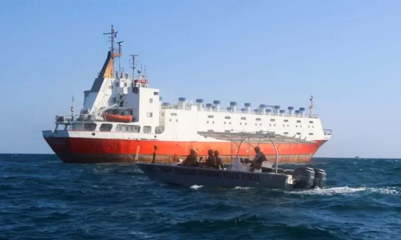 پاکستانیوں کیلئے بری خبرآگئی ،صومالیہ کے قریب بحری قزاقوں کا آئل ٹینکر پر حملہ، یرغمالیوں میں 11 پاکستانی بھی شامل