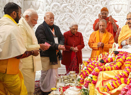 پنڈتوں سے خاص دعائیں؟جے ڈی وینس کو پاکستان آنے سے روکنے کیلئے مودی کی پنڈتوں کو 3، 3 ہزار روپے دیکر پرارتھنا