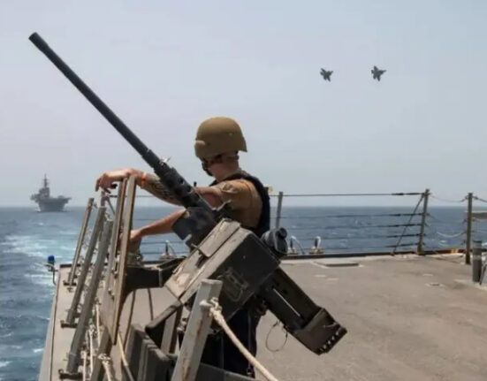 امریکی بحریہ کی آبنائے ہرمز میں کارروائی، ایران کے 8 آئل ٹینکرز کو واپس بھیج دیا