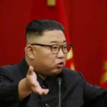 شمالی کوریا کے صدر کِم جونگ اِن نے فوجی کو خود کو دھماکے سے اڑانے کی حمایت کر کے دنیا کو پھر حیران کر دیا۔