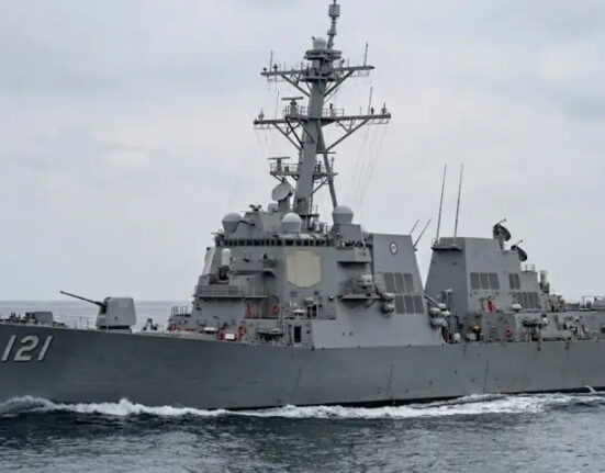 امریکی جنگی جہازوں کا آبنائے ہرمز میں پاسدارانِ انقلاب سے آمنا سامنا