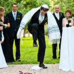 یہودی دولہا شراب کا گلاس کیوں توڑتا ہے؟ یہ رسم ہے یا کوئی پیغام؟