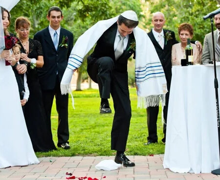 یہودی دولہا شراب کا گلاس کیوں توڑتا ہے؟ یہ رسم ہے یا کوئی پیغام؟