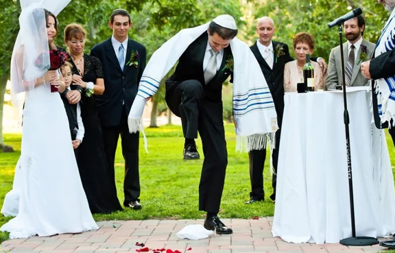 یہودی دولہا شراب کا گلاس کیوں توڑتا ہے؟ یہ رسم ہے یا کوئی پیغام؟