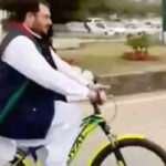 پی ٹی آئی کے اقبال آفریدی سائیکل پر پارلیمنٹ ہاؤس پہنچ گئے