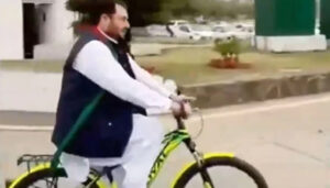 پی ٹی آئی کے اقبال آفریدی سائیکل پر پارلیمنٹ ہاؤس پہنچ گئے