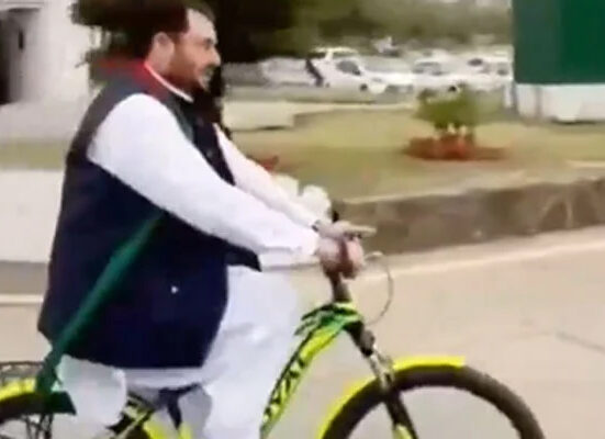 پی ٹی آئی کے اقبال آفریدی سائیکل پر پارلیمنٹ ہاؤس پہنچ گئے