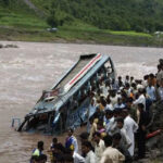 مظفرآباد میں 5 ہزار کا چالان ہونے پر ڈرائیور نے کوچ دریائے جہلم میں گرادی