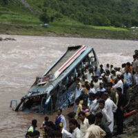 مظفرآباد میں 5 ہزار کا چالان ہونے پر ڈرائیور نے کوچ دریائے جہلم میں گرادی