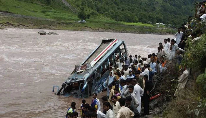 مظفرآباد میں 5 ہزار کا چالان ہونے پر ڈرائیور نے کوچ دریائے جہلم میں گرادی