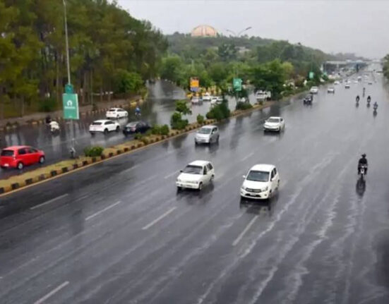راولپنڈی اسلام آباد میں بارش، گرمی سے ستائے شہریوں کے چہرے کھل اُٹھے