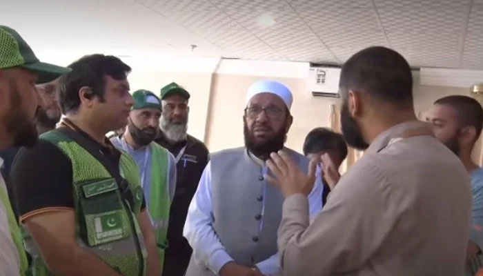 بوسیدہ اور ناکارہ عمارتوں میں ٹھہرایا گیا ہے، مکہ میں وزیر مذہبی امور سے حجاج کی شکایت
