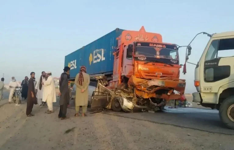دالبندین میں دردناک سانحہ، بے قابو ٹریلر گاڑی پر چڑھ دوڑا، 11 افراد جاں بحق