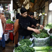 جنگ زدہ ایران میں مہنگائی کا طوفان، عوام کیلئے 2 وقت کی روٹی بھی مشکل