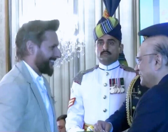 شاہد آفریدی کو کھیل کے شعبے میں نمایاں خدمات پر ہلالِ امتیاز سے نواز دیا گیا