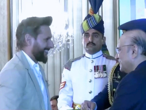 شاہد آفریدی کو کھیل کے شعبے میں نمایاں خدمات پر ہلالِ امتیاز سے نواز دیا گیا