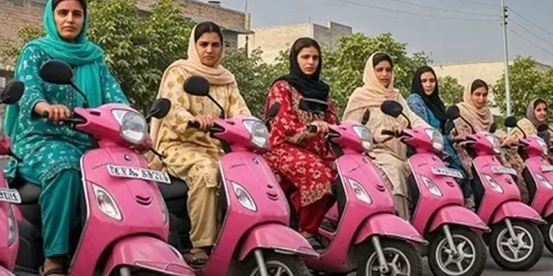 خواتین پنک اسکوٹی شوہر یا بھائی کو چلانے نہ دیں، حکومت نے خبردار کردیا