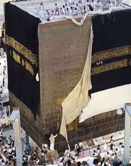 نیا غلاف کعبہ کلید بردارِکعبہ کے حوالے ، یکم محرم کو تبدیل کیاجائیگا