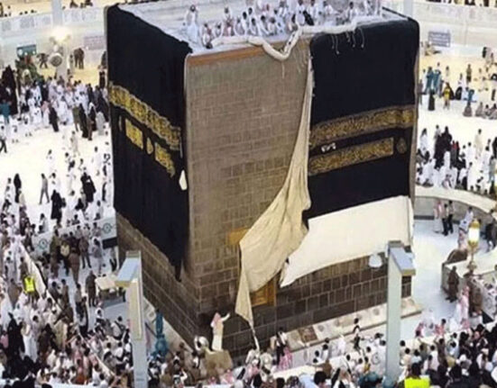 نیا غلاف کعبہ کلید بردارِکعبہ کے حوالے ، یکم محرم کو تبدیل کیاجائیگا