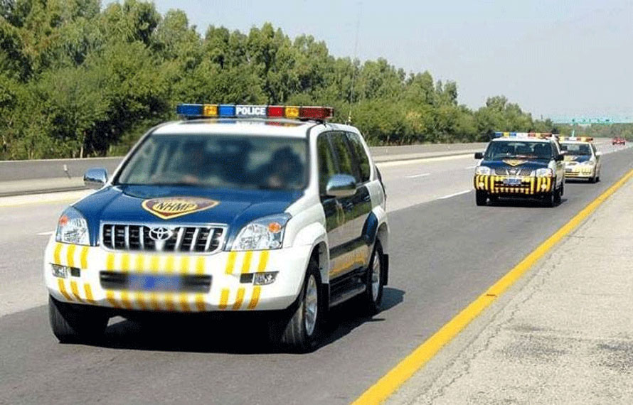 موٹروے پولیس کا بڑا فیصلہ، وردی میں لفٹ لینے پر مکمل پابندی عائد
