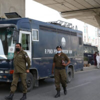 پولیس اہلکاروں کی آنکھوں میں مرچیں پھینک کر 14 قیدی فرار