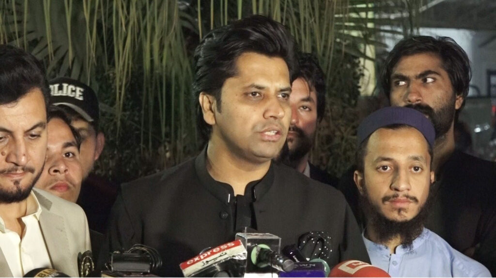 خیبرپختونخواہ حکومت اُس شخص کو منظرعام ہر لے آئی، جس شہری کو اختیارولی نے دہشتگرد قرار دیا تھا