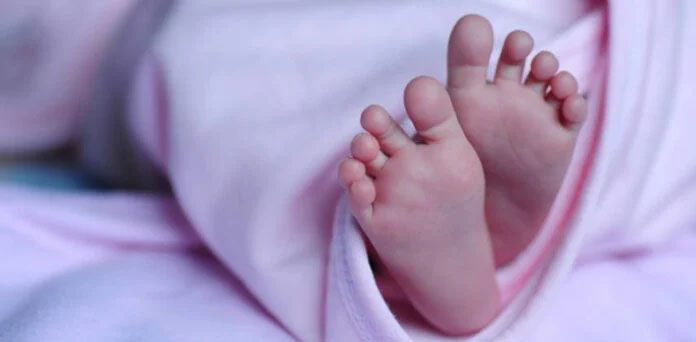 شوہر نے بیوی سے جھگڑے پر 18 دن کے بچے کو زمین پر پٹخ کر قتل کر دیا