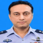 ایئرفورس کے بہادر گروپ کیپٹن عاصم خاتون کو بچاتے ہوئے شہید