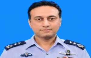 ایئرفورس کے بہادر گروپ کیپٹن عاصم خاتون کو بچاتے ہوئے شہید