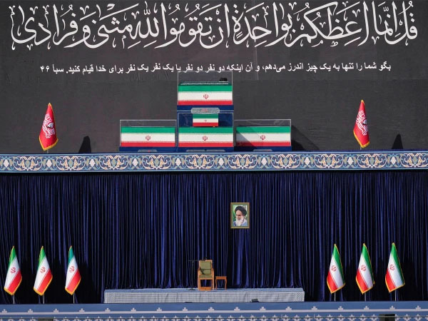 شہید خامنہ ای اور اہلخانہ کی میتیں شیشے کے تابوت میں عوامی دیدار کیلئے رکھ دی گئیں