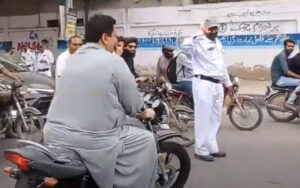 نبیل گبول نے بغیر ہیلمٹ موٹر سائیکل چلائی، ٹریفک پولیس اہلکار کا سلیوٹ