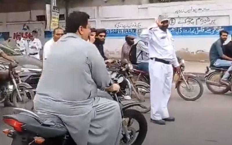 نبیل گبول نے بغیر ہیلمٹ موٹر سائیکل چلائی، ٹریفک پولیس اہلکار کا سلیوٹ