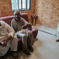 انتظامیہ ایک بازو سے معذور بزرگ کا پھل اور کنڈا ضبط کرکے لے گئی، سامان واپسی کے نام پر تھانے بلا کر مقدمہ درج کرلیا