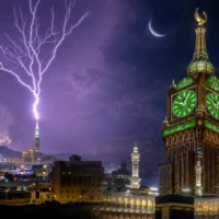 مکہ مکرمہ میں حیرت انگیز منظر، آسمانی بجلی کلاک ٹاور سے ٹکرا گئی