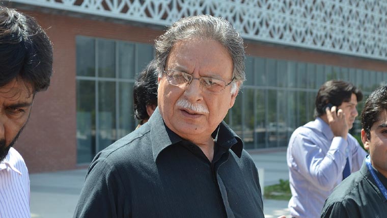 اشرافیہ کے پرائیویٹ علاج پر پابندی سے سرکاری ہسپتال بہتر ہوں گے: سینیٹر پرویز رشید