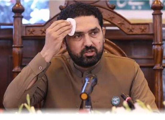 ایئرکنڈیشن صحیح نہیں چل رہا، سہیل آفریدی کے ماتھے پر پسینہ آنے کی وجہ سے الیکٹریشن کو نوکری سے فارغ