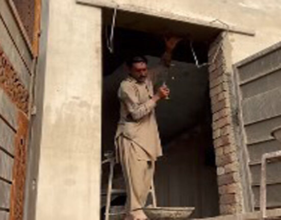 مزدور کی بیٹی نے ملتان بورڈ میں میدان مار لیا، 1123 نمبروں کے ساتھ پہلی پوزیشن حاصل کرلی