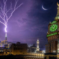مکہ مکرمہ میں حیرت انگیز منظر، آسمانی بجلی کلاک ٹاور سے ٹکرا گئی
