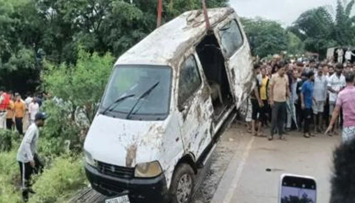 برساتی نالے کو عبور کرنے کی کوشش، گاڑی میں سوار ایک ہی خاندان کے 8 افراد ہلاک