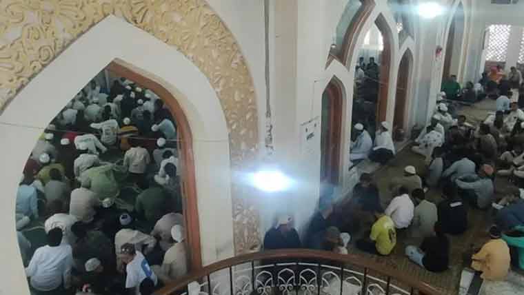 بھارت میں 600 سالہ تاریخی مسجد شہید کرنے کی کوشش، مسلمان ڈھال بن گئے