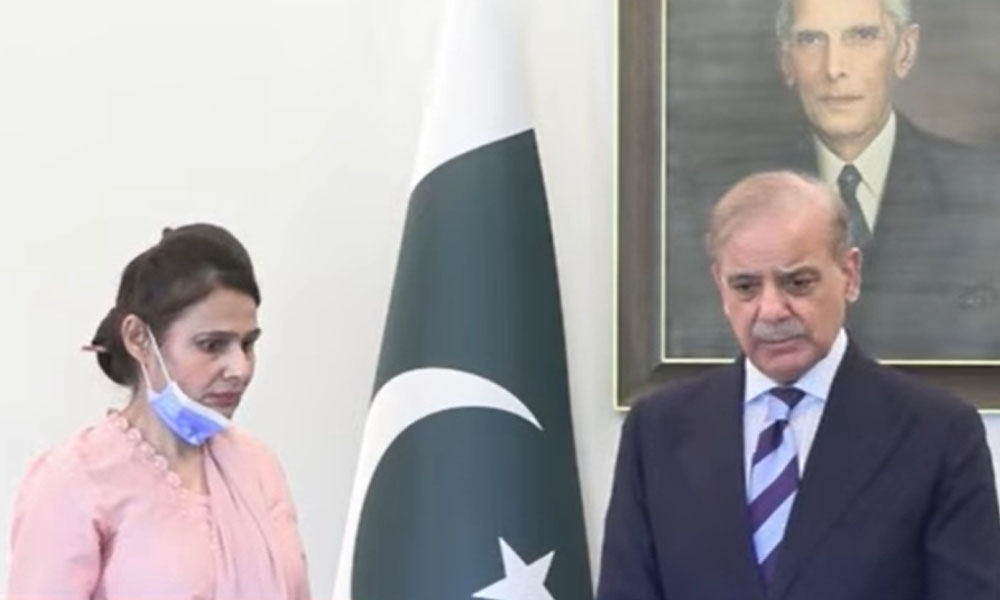 وزیراعظم نے نومولود کی جان بچانے والی نرس کو ایک کروڑ روپے کا چیک دے دیا