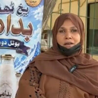 نامور پاکستانی اداکارہ سڑک کنارے دودھ کی ٹھنڈی بوتلیں فروخت کرنے پر مجبور