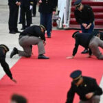 چینی صدر کیلئے ریڈ کارپٹ صاف کرتے ہوئے امریکی فوجیوں کی ویڈیو وائرل