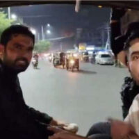 وزیراعلیٰ ہو تو ایسا ! اپنے کارکنان کو چھڑوانے کیلئے خود پولیس کے ڈالے میں بیٹھ گئے ،جب تک میرے کارکنان کو نہیں چھوڑینگے ، تب تک گاڑی سے نہیں اُتروں گا ،سہیل آفریدی