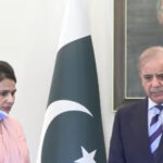 وزیراعظم نے نومولود کی جان بچانے والی نرس کو ایک کروڑ روپے کا چیک دے دیا