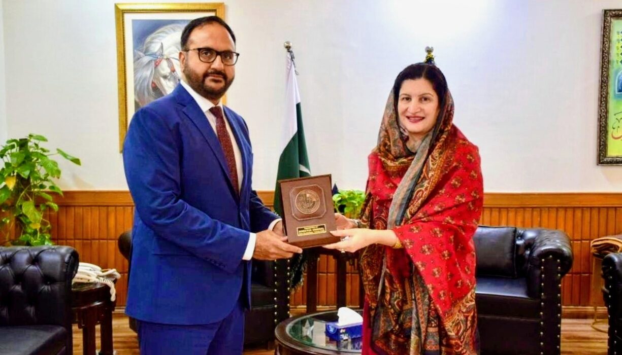 ڈی ایچ اوڈاکٹر راشدہ اقبال کی ڈی جی نیب سے ملاقات، شیلڈ پیش